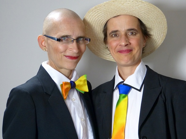 ANA & ANDA mit Regenbogen-Krawatte und -Fliege