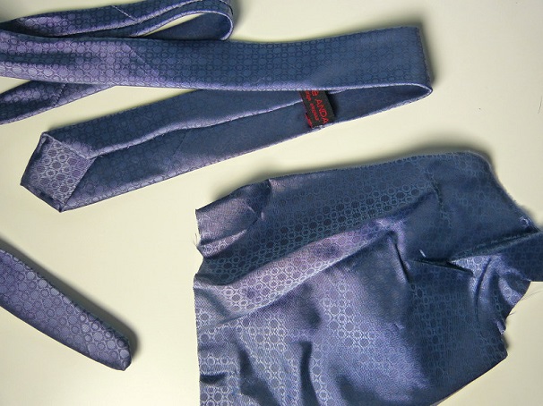 Krawatte aus Silber-Stoff mit Muster, in Handarbeit hergestellt
