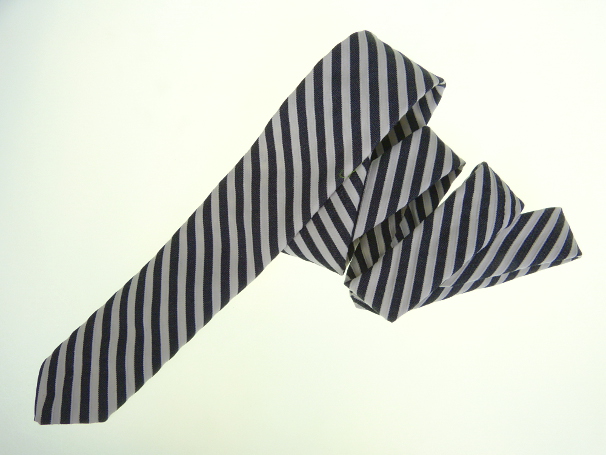 Gestreifte Krawatte, aus einem Herrenhemd in Handarbeit hergestellt