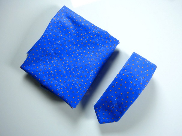 Krawatte mit Punkten, aus einem gemusterten Stoff.