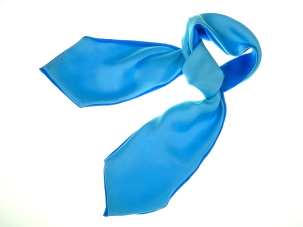 Hellblauer Krawattenschal von ANA & ANDA nachhaltige eleganz