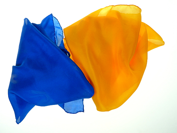 Ein blaues und ein gelbes Einstecktuch aus Seide